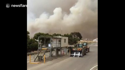 Pinery bushfire spreads through South Australia town