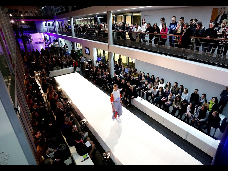 Défile de mode au siège de Camaïeu.