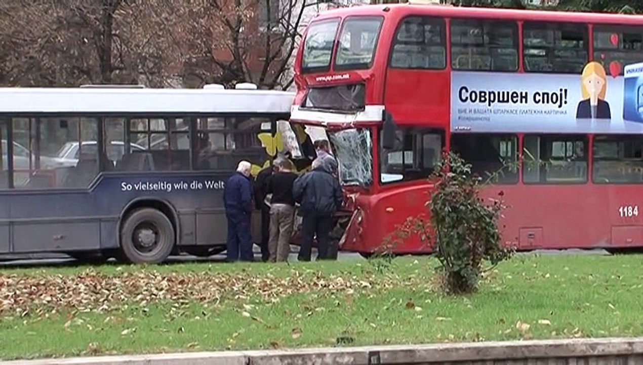 SVETLE SUDAR DVA AVTOBUSI 25 11
