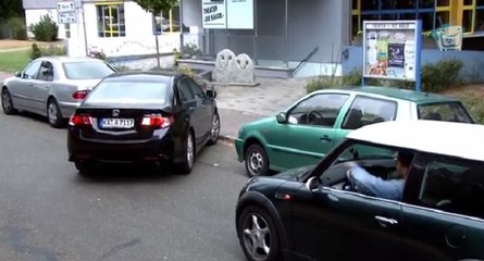 Il aide une femme à faire un créneau