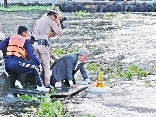 “ในหลวง-พระราชินี” โปรดเกล้าฯ ผู้แทนพระองค์ ลอยพระประทีปลำน้ำเจ้าพระยา