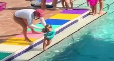 Une maître nageuse au comportement choquant envers un bébé