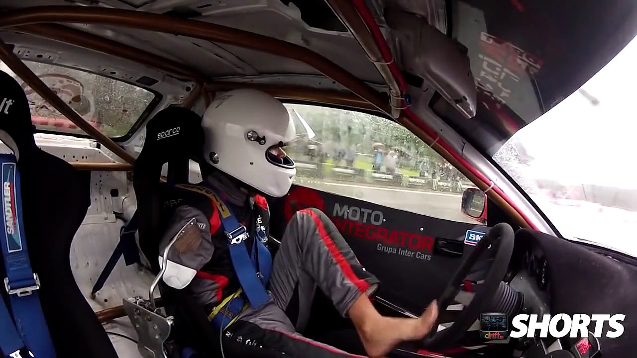 Un homme sans bras drift avec ses pieds !