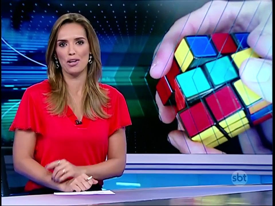 Garoto resolve cubo mágico em menos de 5 segundos e quebra recorde mundial
