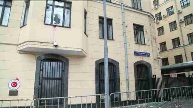 Lanzan piedras contra la embajada turca en Moscú