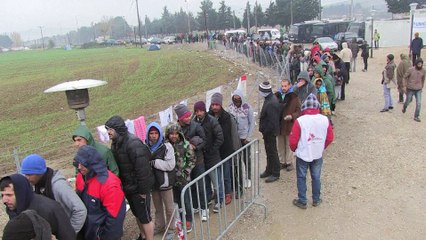 Télécharger la video: Grèce/Macédoine: des migrants coincés à la frontière