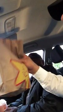 Il fait monter un SDF dans sa voiture et ce qu'il lui fait lui met les larmes aux yeux