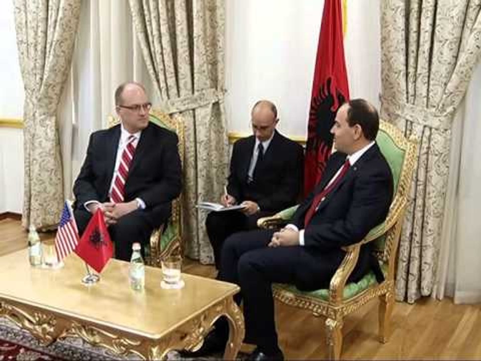 MOORE VIZITE NE TIRANE ZYRTARI I LARTE I DASH TAKIME ME KRERET E SHTETIT E QEVERISE LAJM