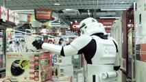 Deux stormtroopers dans un magasin