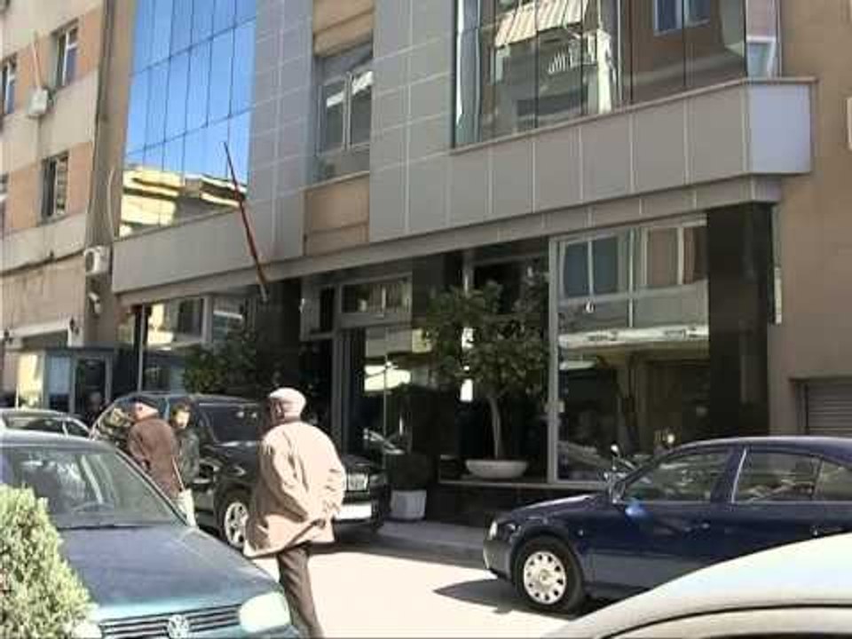 PASURITE E NEPUNESVE PUBLIKE LIGJI NE TE KALUREN ESHTE SHKELUR,POR TANI DO TE ZBATOHET LAJM