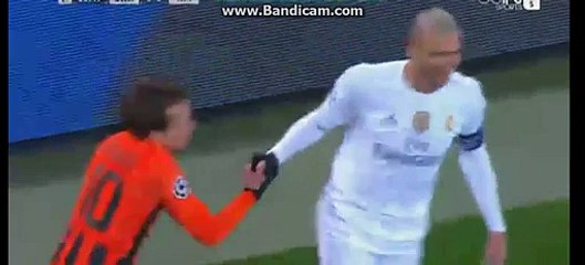 Pepe Fantastic DEFENCE REACTION - Shakhtar vs Real Madrid - 25-11-2015