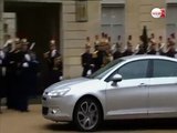 الملك محمد السادس يصل قصر الإليزيه ويُستقبل من طرف الرئيس الفرنسي