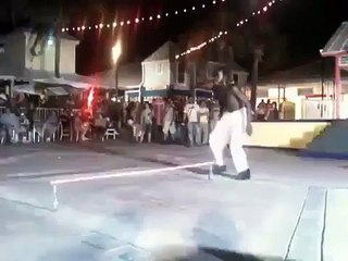 Cet homme réalise un limbo hallucinant !