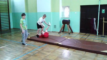 Przewroty w przód w parach