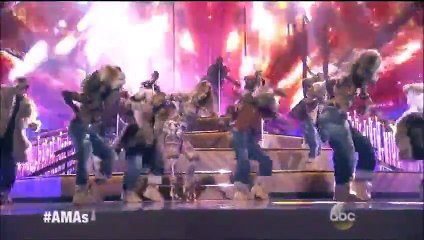 Jennifer Lopez enflamme les American Music Awards !