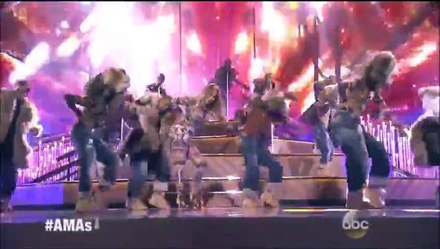 Jennifer Lopez enflamme les American Music Awards !