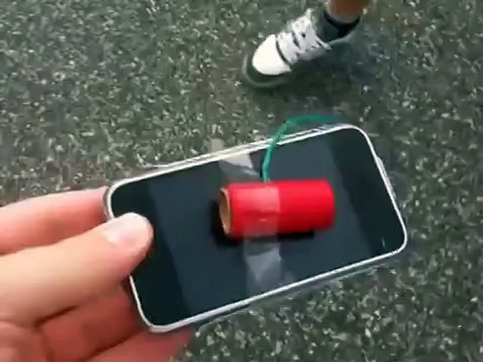 Петарда и айфон