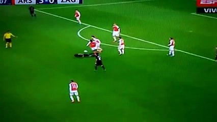 Así fue como Alexis Sánchez recibió un pase con su espalda