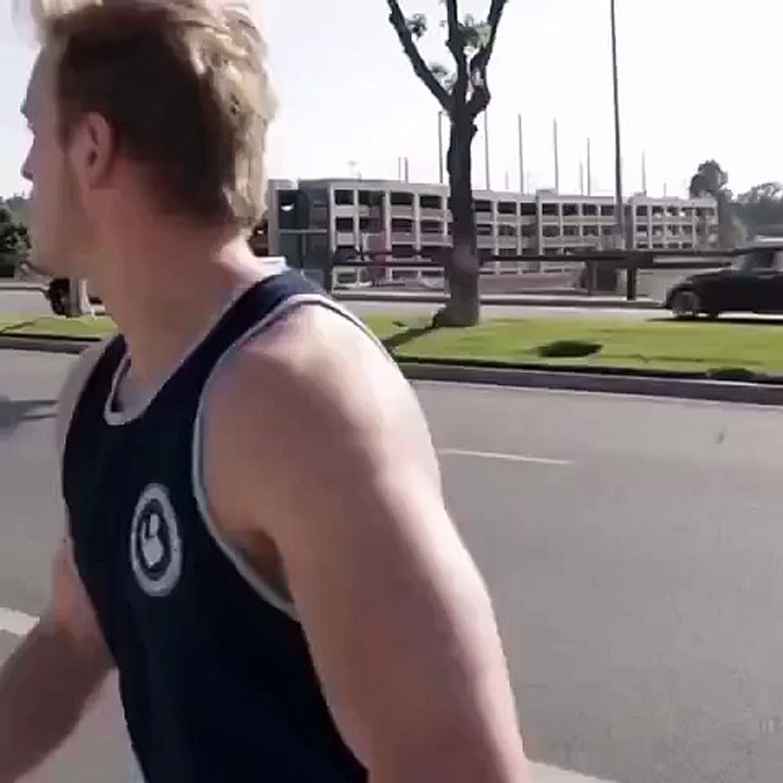 ЖЕСТЬ... Вот придурок