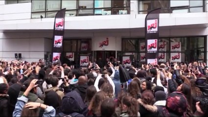 Les fans françaises de Justin Bieber se battent en attendant leur idole - vidéo Dailymotion