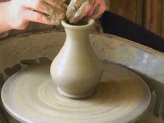 MJESHTRI I QERAMIKES BANORI I LEZHES E KTHEN SHTEPINE NE NJE PUNISHTE ARTI TE NJOHUR LAJM