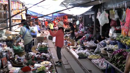 Maeklong-Thailandia: " il treno attraversa il mercato "