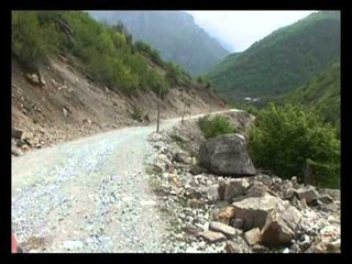 LUGINA E VALBONES RRUGA ESHTE E PASHTRUAR, MUNGON EDHE ENERGJIA ELEKTRIKE LAJM