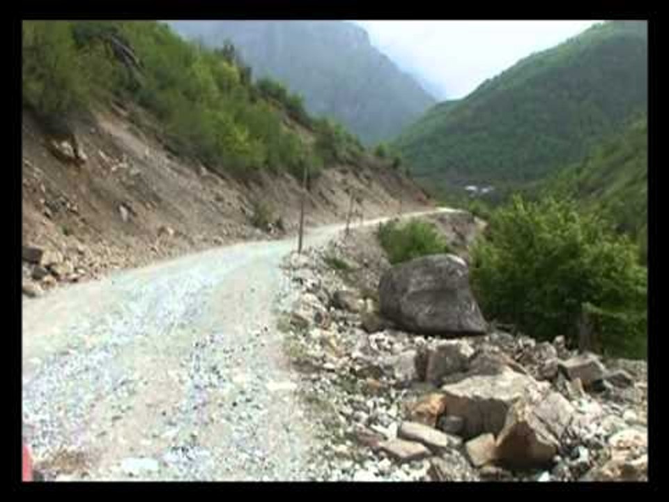 LUGINA E VALBONES RRUGA ESHTE E PASHTRUAR, MUNGON EDHE ENERGJIA ELEKTRIKE LAJM