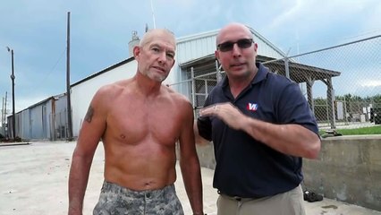 Il transforme son pantalon en gilet de sauvetage