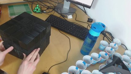 Son Rubik's cube géant s'effondre