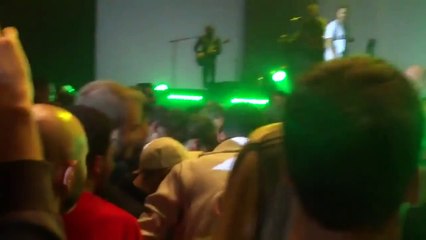 Shy'm se jette violemment  dans le vide lors d'un concert