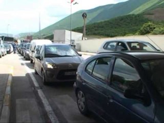 RADHE KILOMETRIKE NE MORIN SHQIPTARET E KOSOVES PRESIN NE KUFI PER DISA ORE NE RADHE LAJM
