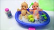 Twin Baby Dolls Bathtime How to Bath a Baby Doll Toy Kids Video *-* Tắm em bé búp bê trò chơi