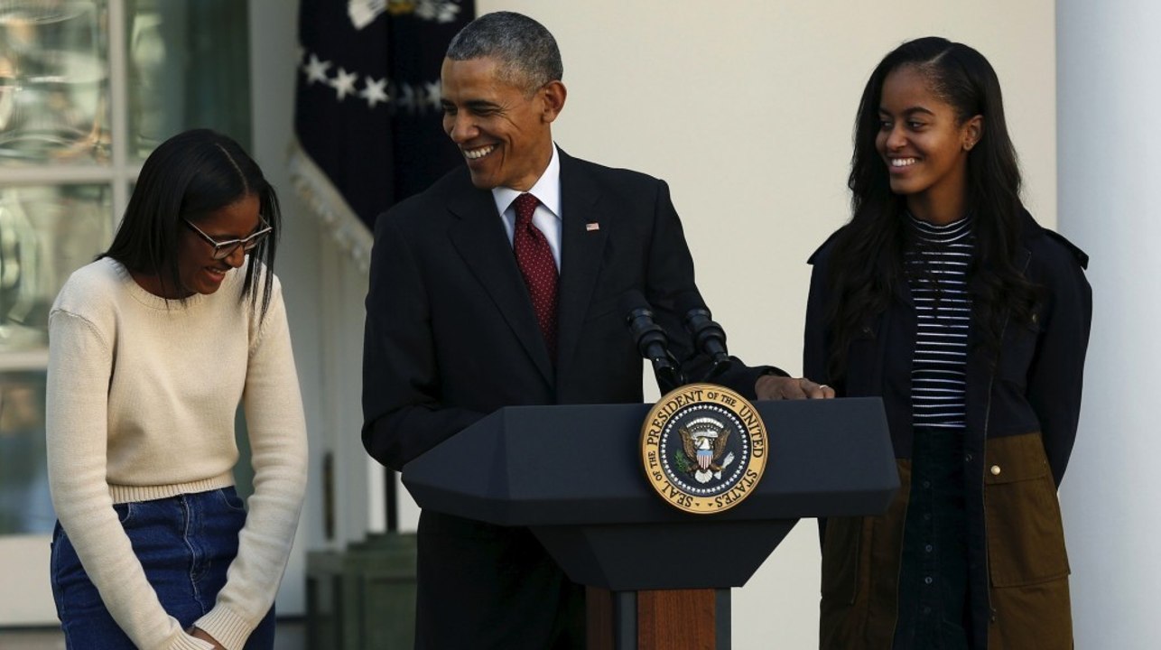 Obama tells dad jokes while pardoning Thanksgiving turkeys