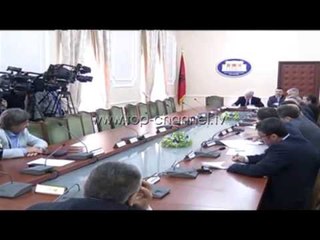 下载视频: Mazhoranca rrëzon dekretin e Presidentit - Top Channel Albania - News - Lajme