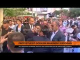 Protestuesit godasin makinën e Erdogan - Top Channel Albania - News - Lajme