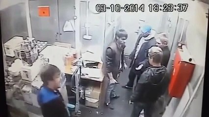 Un russe énervé met ko trois hommes