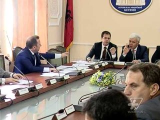 Deputetët, përplasje fizike në Komisionin e Ligjeve - News, Lajme - Vizion Plus