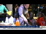 شباب متطوعون يقدمون وجبات ساخنة للاجئين من مختلف الجنسيات بمدينة بجاية