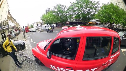 La vidéo d'un accident divise le web !! Entre le cycliste et le taxi qui est en tort ?