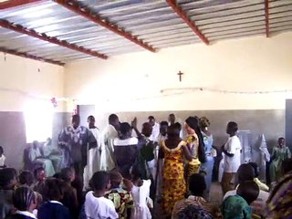 Danse lobi à la fin de la messe