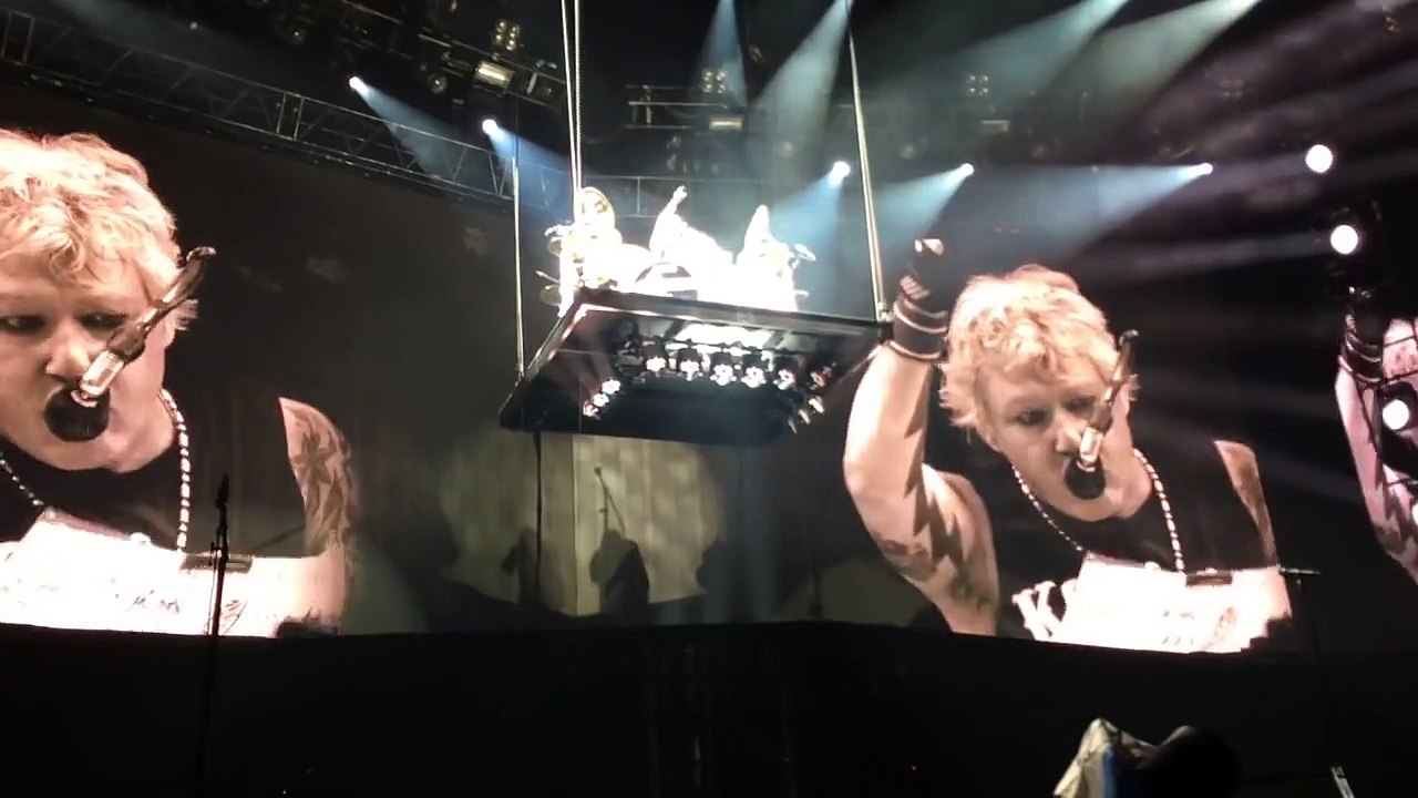 Scorpions font chanter la Marseillaise à Bercy après les attentats