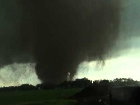 TORNADO VDEKJEPRURESE 1 I VRARE DHE 19 TE PLAGOSUR NGA MOTI I KEQ NE NEBRASKA TE SHBA LAJM