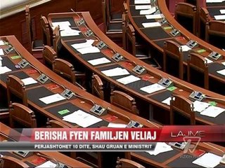 Download Video: Berisha fyen familjen Veliaj, përjashtohet 10 ditë nga Kuvendi  - News, Lajme - Vizion Plus