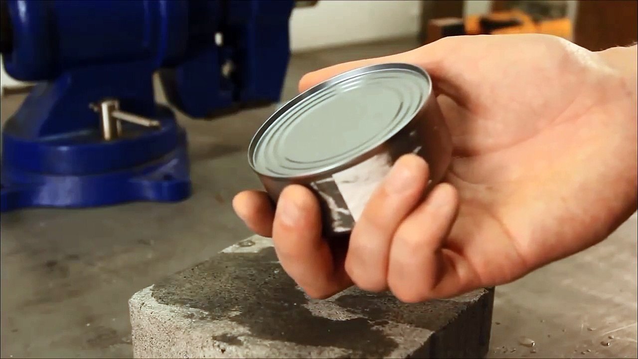 Comment ouvrir une boite de conserve sans aucun outil ?