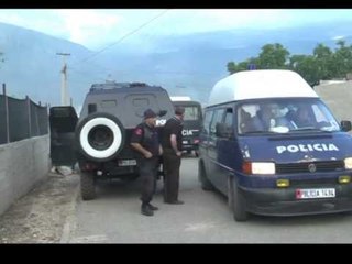 LAZARATI ZGJOHET PA KRISME POLICIA KONTROLLON FSHATIN, GJENDEN ARME DHE NJE ANTITANK LAJM