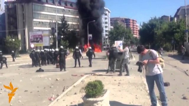 TENSION MBI UREEN E MITROVICES, QINDRA SHQIPTARE KUNDER PARKUT TE SERBEVE