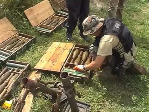 ZBULOHET ARSENAL ARMESH POLICIA I GJEN TE HEDHURA NE NJE PERRUA AFER FSHATIT LAZARAT LAJM