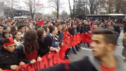 Nxënësit e shkollave të mesme realizuan ‘Marshin e flamurit’