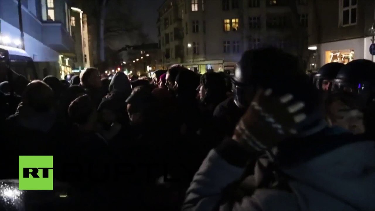 A Berlin, la police anti-émeute affronte avec les manifestants antifa